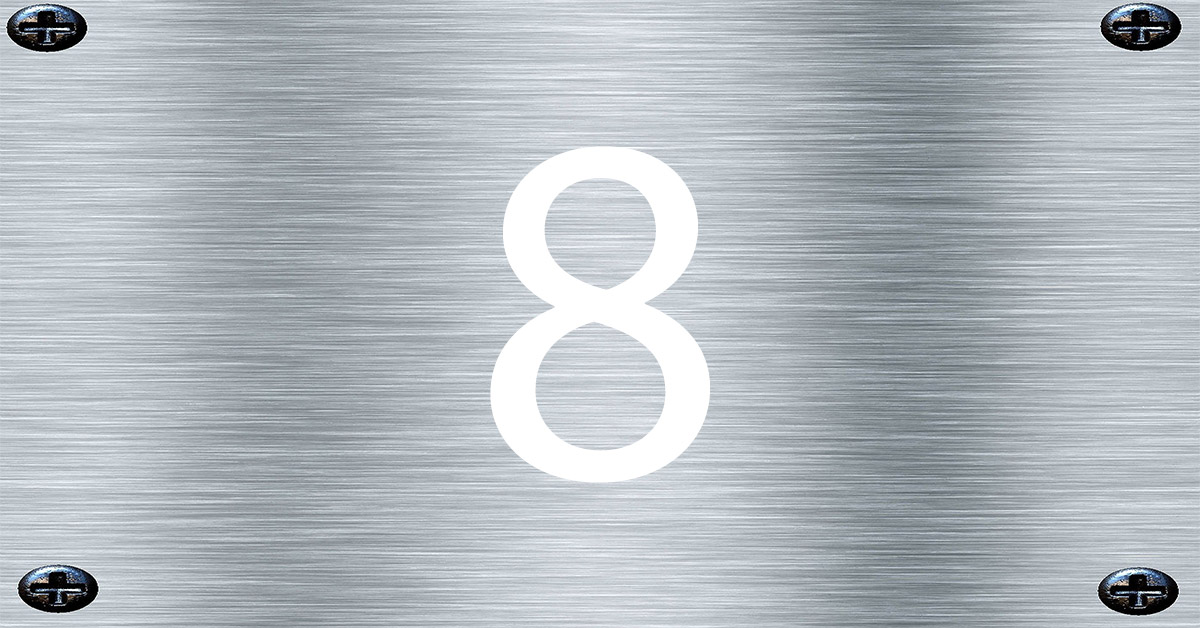 Auf einer Metallplakette mit 4 Schrauben steht eine weiße 8 | Immobilie im All
