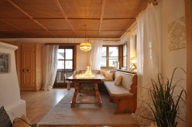 Essbereich mit Kachelofen