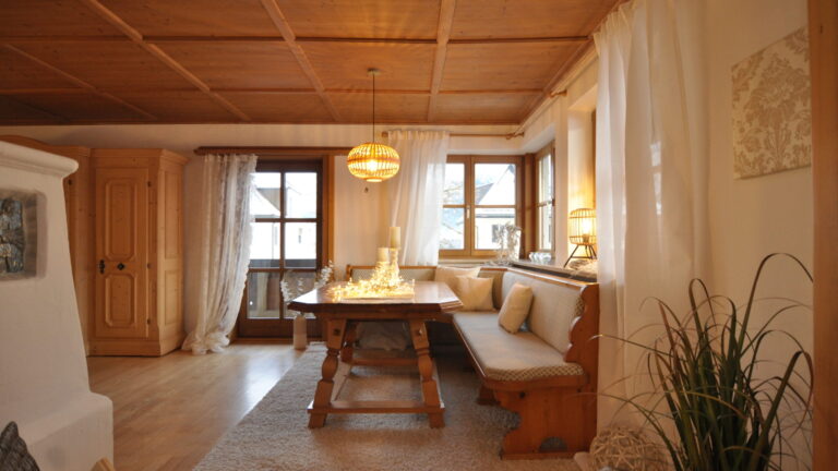 Essbereich mit Kachelofen