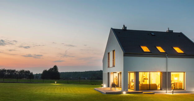 ein Fertighaus beleuchtet in romantischer Abendstimmung