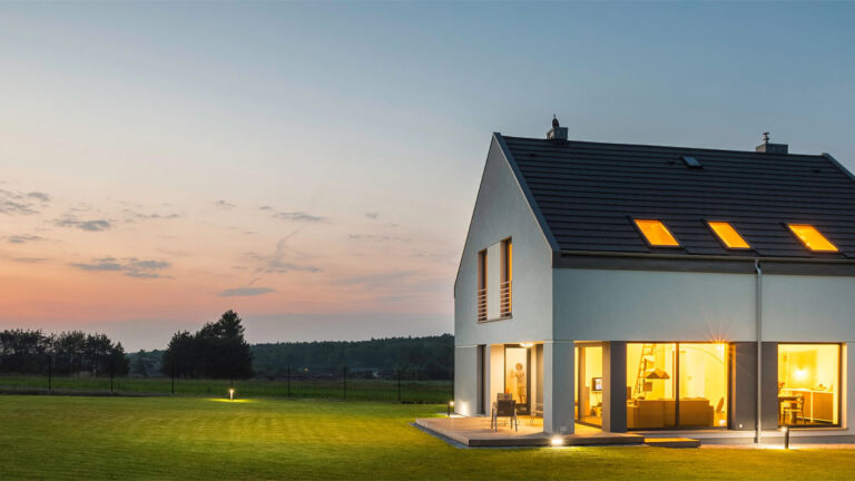 Das Fertighaus ein Fertighaus beleuchtet in romantischer Abendstimmung