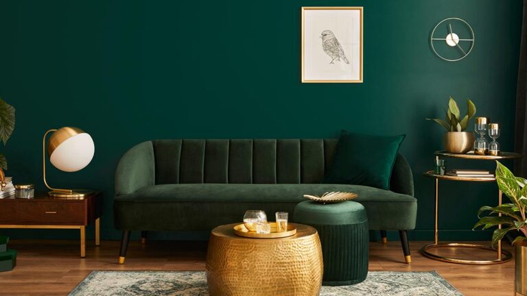 Home Staging Ein Wohnzimmer einer Immobilie, die verkauft werden soll, das mit Home Staging eingerichtet ist | Home Staging