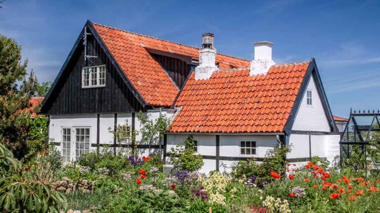 Immobilienkauf Eine Immobilie auf dem Land mit großem Grundstück, vielen Gestaltungsmöglichkeiten und viel Ruhe ist der Traum vieler Menschen | Immobilienkauf