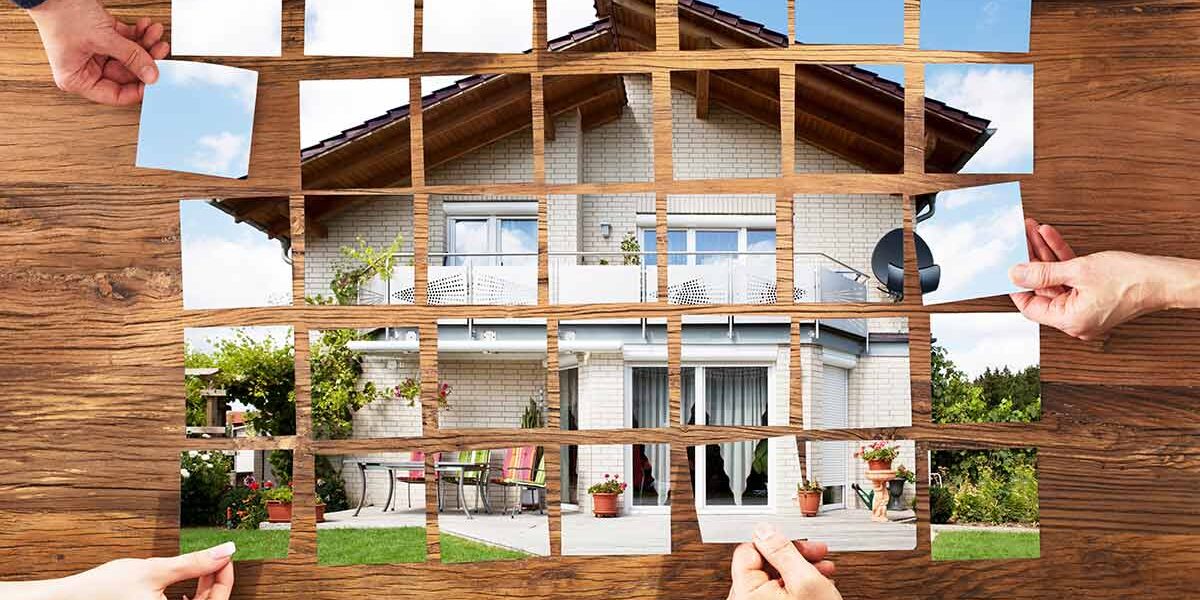 Erbimmobilie Erben, Mitglieder einer Erbengemeinschaft setzen das Puzzle ihrer Erbimmobilie zusammen, sie haben die optimale Lösung für ihre Erbimmobilie gefunden | Erbimmobilie