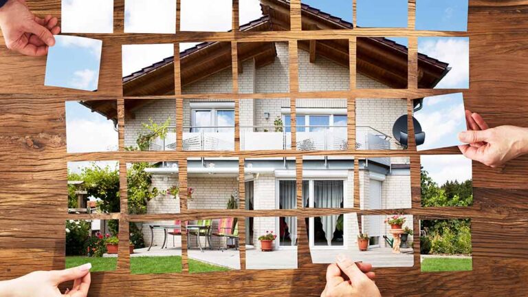 Erbimmobilie Erben, Mitglieder einer Erbengemeinschaft setzen das Puzzle ihrer Erbimmobilie zusammen, sie haben die optimale Lösung für ihre Erbimmobilie gefunden | Erbimmobilie