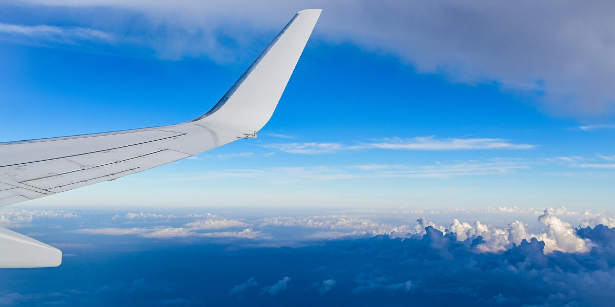 25_03_KW13_Unsplash_dIQQeZhLp_XL_klein_Copyright_bryan-dickerson ein Bild aus dem Flugzeug als Symbol für Ferne und Ausland