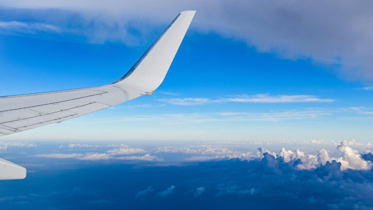 25_03_KW13_Unsplash_dIQQeZhLp_XL_klein_Copyright_bryan-dickerson ein Bild aus dem Flugzeug als Symbol für Ferne und Ausland