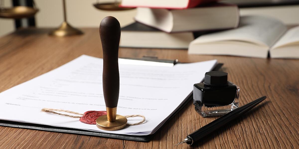 Notartermin Notarielle Urkunde mit Siegelstempel, Tintenfass und Feder auf einem Holztisch – Symbolbild für Testament, Erbschaft oder rechtliche Beglaubigung | Notartermin