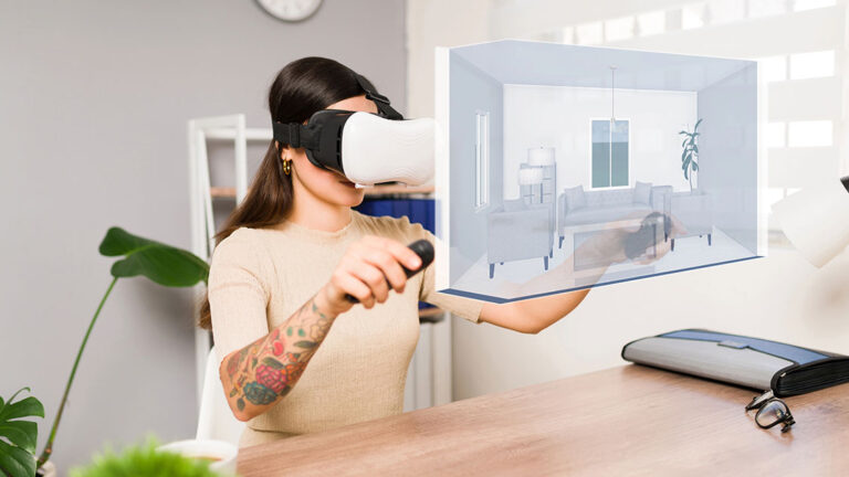Virtuelle Immobilienbesichtigung Eine Frau mit VR-Brille und jeweils einem Controller in ihren Händen besichtigt in ihrem Wohnzimmer eine Immobilie, die symbolisch vor ihr virtuell dargestellt ist | Virtuelle Immobilienbesichtigung