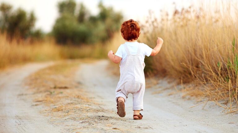 Checkliste Immobilienkauf Ein Kleinkind bei seinen ersten Schritten als Symbol für das Meistern aller Schritte beim Immobilienkauf | Checkliste Immobilienkauf