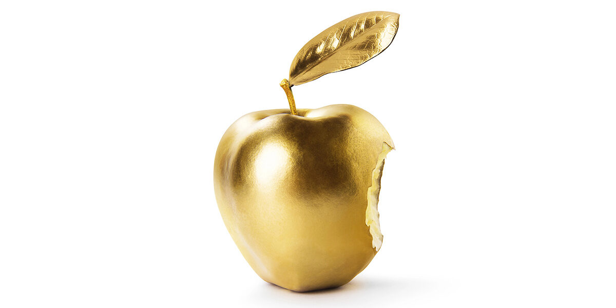 Immobilie in der Scheidung Ein goldener angebissener Apfel als Symbol für die Immobilie als Streitobjekt im Scheidungsfall von Ehepaaren | Immobilie in der Scheidung