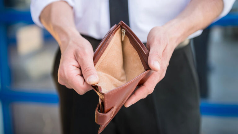 Ohne Rücklagen ins Eigenheim ein leeres Portemonnaie symbolisch für Eigenheim kaufen ohne Rücklage und Eigenkapital