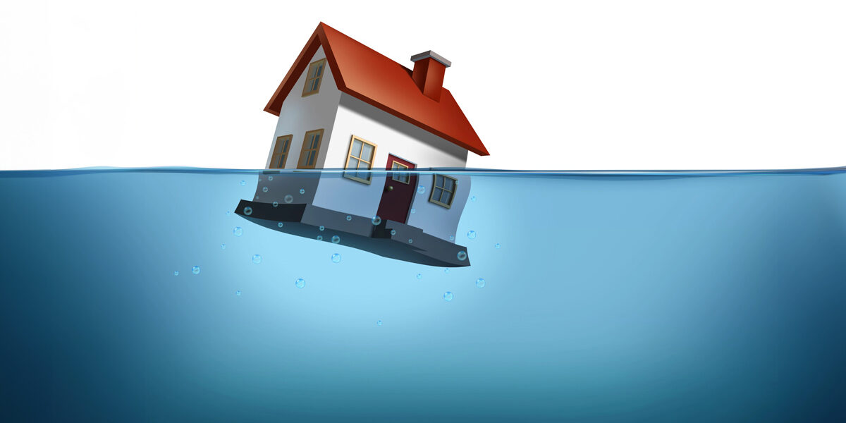 Zwangsversteigerung bei Immobilien vermeiden Ein Haus versinkt im Wasser – eine starke Metapher für Eigentümer in finanzieller Schieflage. Das Bild steht sinnbildlich für den drohenden Verlust der Immobilie durch Zwangsversteigerung und verdeutlicht die Dringlichkeit rechtzeitigen Handelns | Zwangsversteigerung bei Immobilien vermeiden