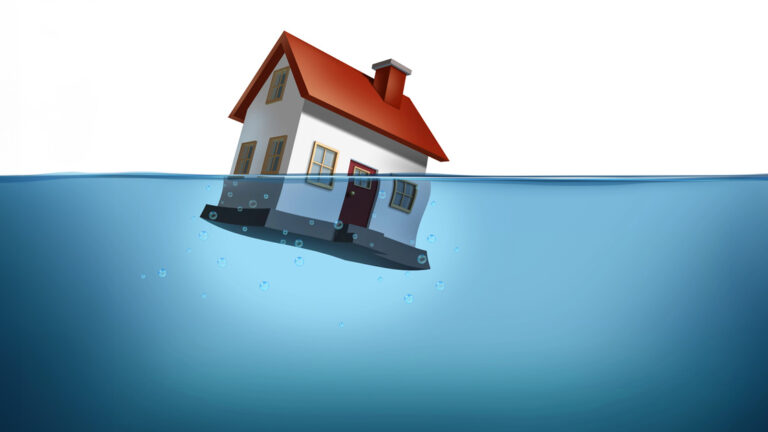 Zwangsversteigerung bei Immobilien vermeiden Ein Haus versinkt im Wasser – eine starke Metapher für Eigentümer in finanzieller Schieflage. Das Bild steht sinnbildlich für den drohenden Verlust der Immobilie durch Zwangsversteigerung und verdeutlicht die Dringlichkeit rechtzeitigen Handelns | Zwangsversteigerung bei Immobilien vermeiden