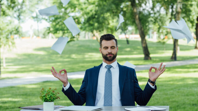 Immobilie privat oder mit Makler verkaufen ein Maker der meditiert