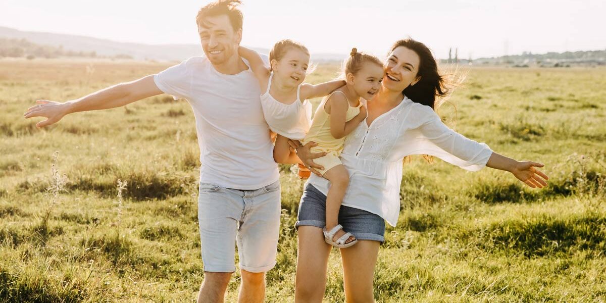 Familienzuwachs Eine Familie, mit Zuwachs, die sich auf ein neues zuhause freut