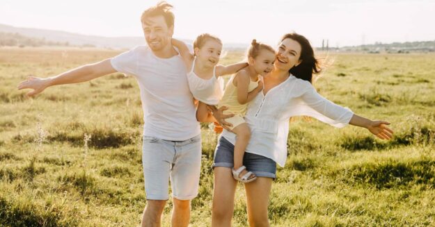 Eine Familie, mit Zuwachs, die sich auf ein neues zuhause freut