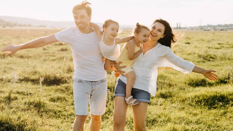 Familienzuwachs Eine Familie, mit Zuwachs, die sich auf ein neues zuhause freut