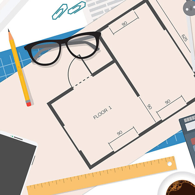 Auf einem Grundriss liegen ein Taschenrechner, Brille, Bleistift und Geodreieeck, davor steht eine Kaffeetasse | Immobilienfinanzierung mit Wohnriester