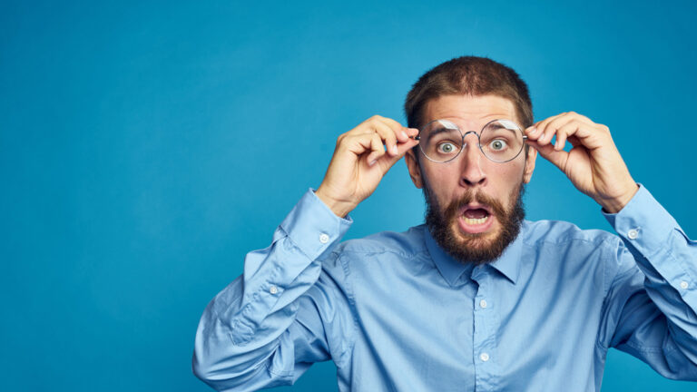 Immobilienfinanzierung für Selbstständige Ein erstaunter Mann, der seinen Augen nicht traut