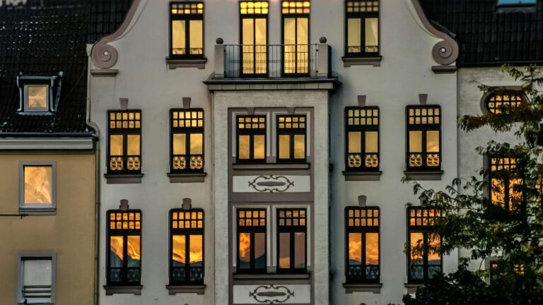 25_11_KW47_Unsplash_I3FMZb9IDyM_Copyright_klein_deniz-fuchidzhiev rustikales haus