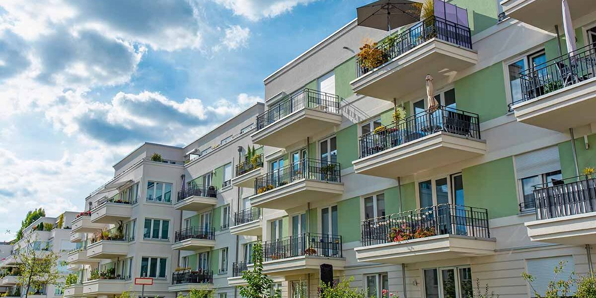 Immobilie Investment Ein Mehrfamilienhaus als Symbolbild für Immobilieninvestments | Immobilie Investment