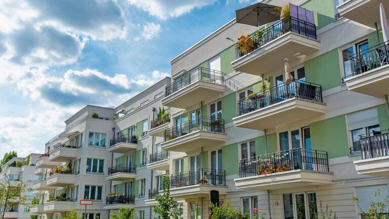 Immobilie Investment Ein Mehrfamilienhaus als Symbolbild für Immobilieninvestments | Immobilie Investment