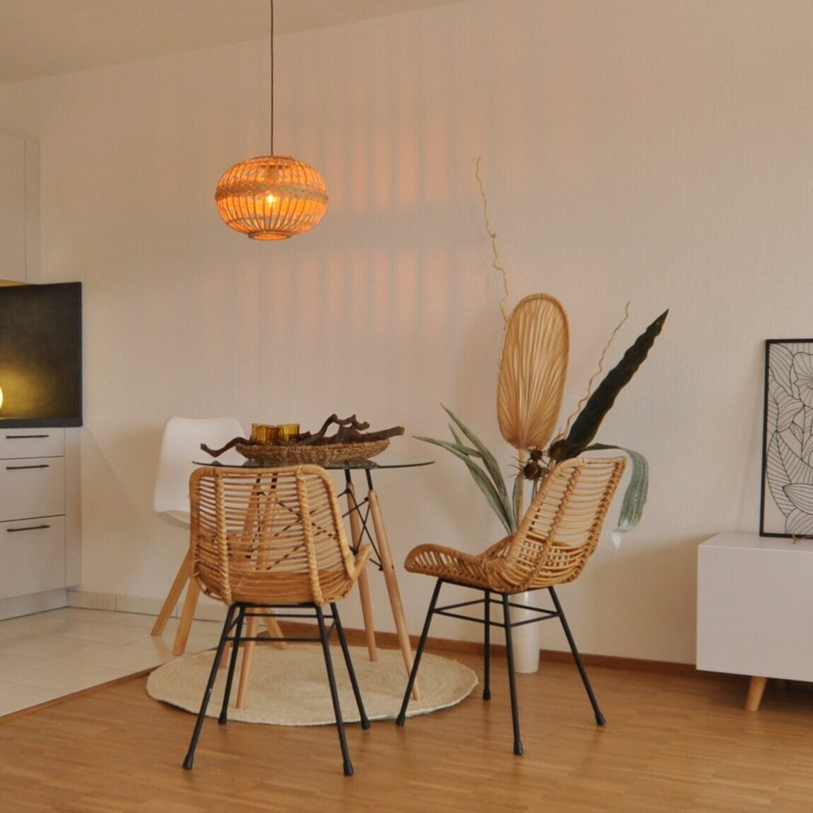 Küche und Essbereich eines Apartments | mit Homestaging von HomeConcept Füssen optimiert