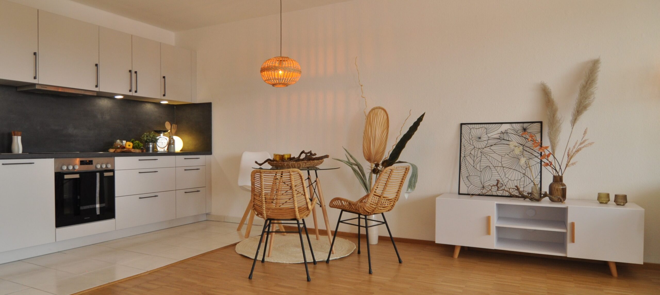 Küche und Essbereich eines Apartments | mit Homestaging von HomeConcept Füssen optimiert