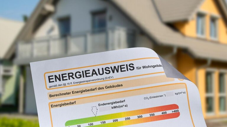 Ansicht eines Energieausweises, im Hintergrund ein Einfamilienhaus | Energieausweis